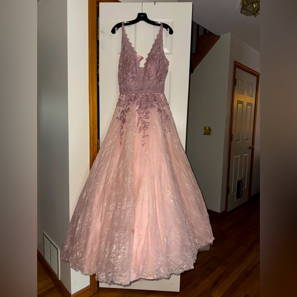 Light pink dress! Size 12. This Morrell Maxie is very comfortable/eye catching